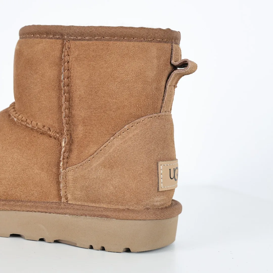 Pick up locally 💰520, core recommendation, good price, UGG Classic Mini mid-tube series, Xiaohongshu hot model, Henan Longfeng leather production, sheepskin and wool integration, top quality in the market, 2-3 cm cashmere insole, keeping warm in winter, suitable for home use. In the new year, uug launched a style series, which is partially biased towards the preferences of young consumers, and has also been at the forefront of fashion trends. Shoe body material, water-repellent coated suede upper 17mm UGGPURE™ implanted wool insole Lightweight non-slip comfortable rubber outsole With brand LOGO Trademark Comes with full packaging Size: 35 36 37 38 39 40